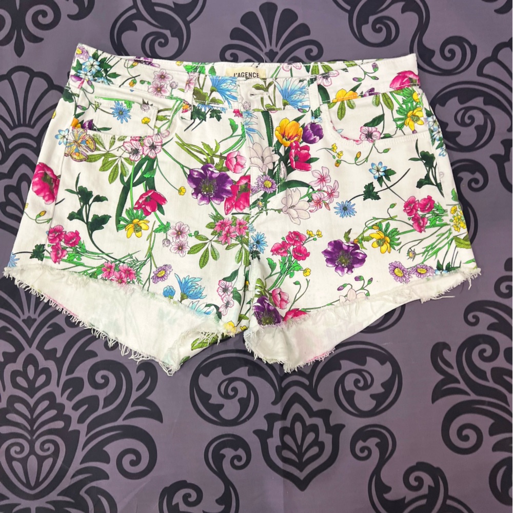 L’agence Jean shorts on shorts It says size 25, but they about size 27